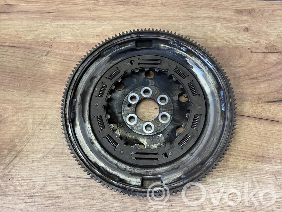 Volkswagen Golf VIII Kaksoismassavauhtipyörä 