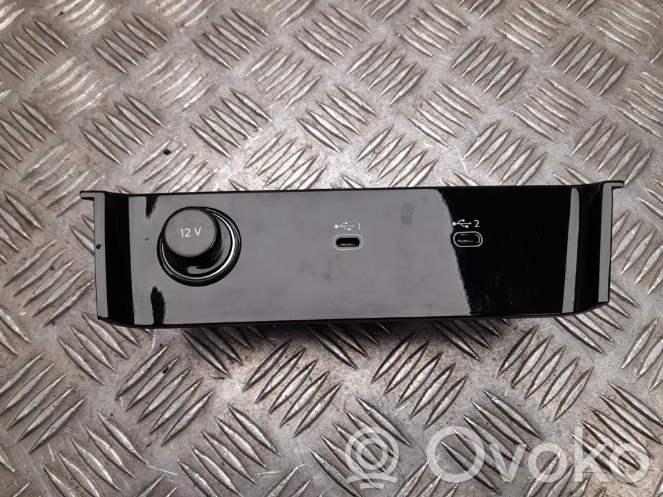 USB-pistokeliitin   8MC863969A,H6733