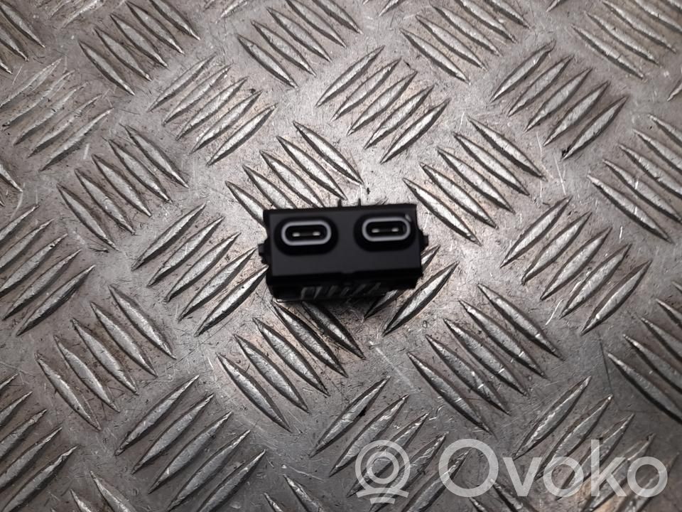 BMW 5 G60 G61 USB socket connector 