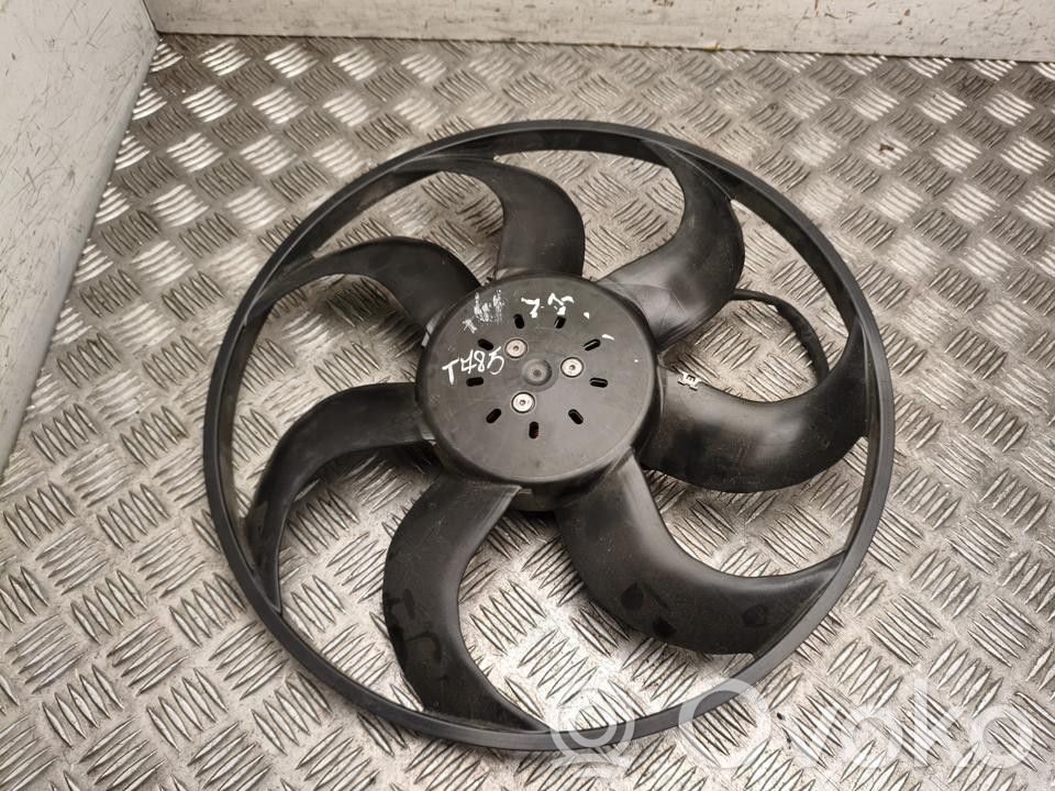 Volkswagen Tiguan Radiator cooling fan shroud