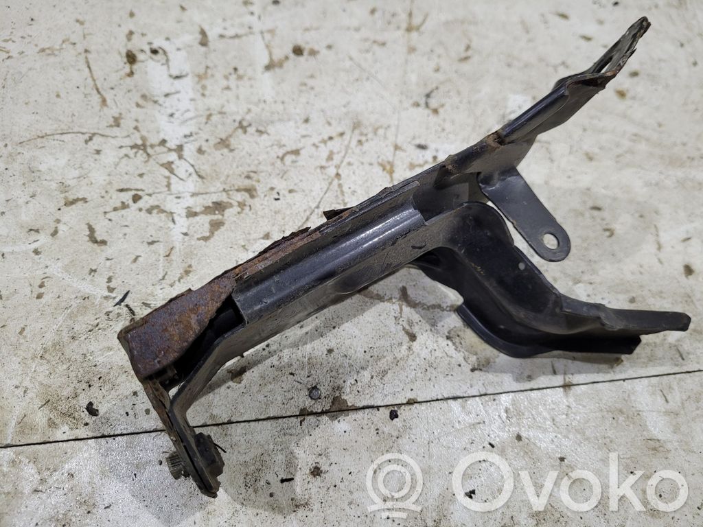 Volvo S60 Radiator mount bracket 