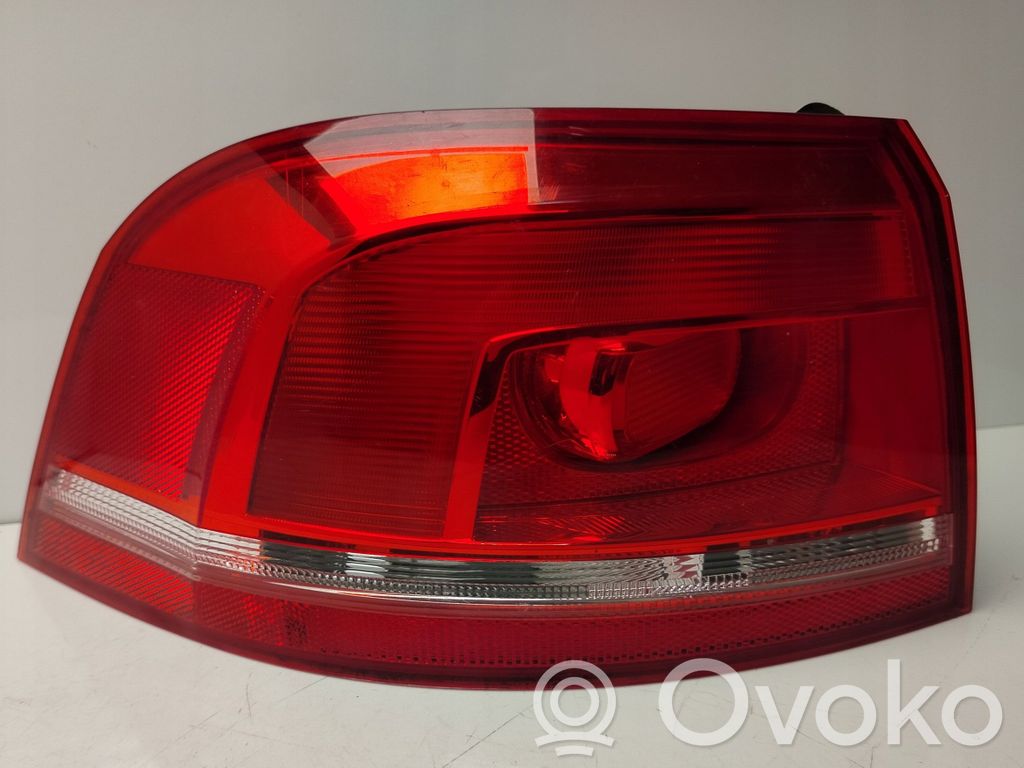 Volkswagen PASSAT B7 Lampa tylna 