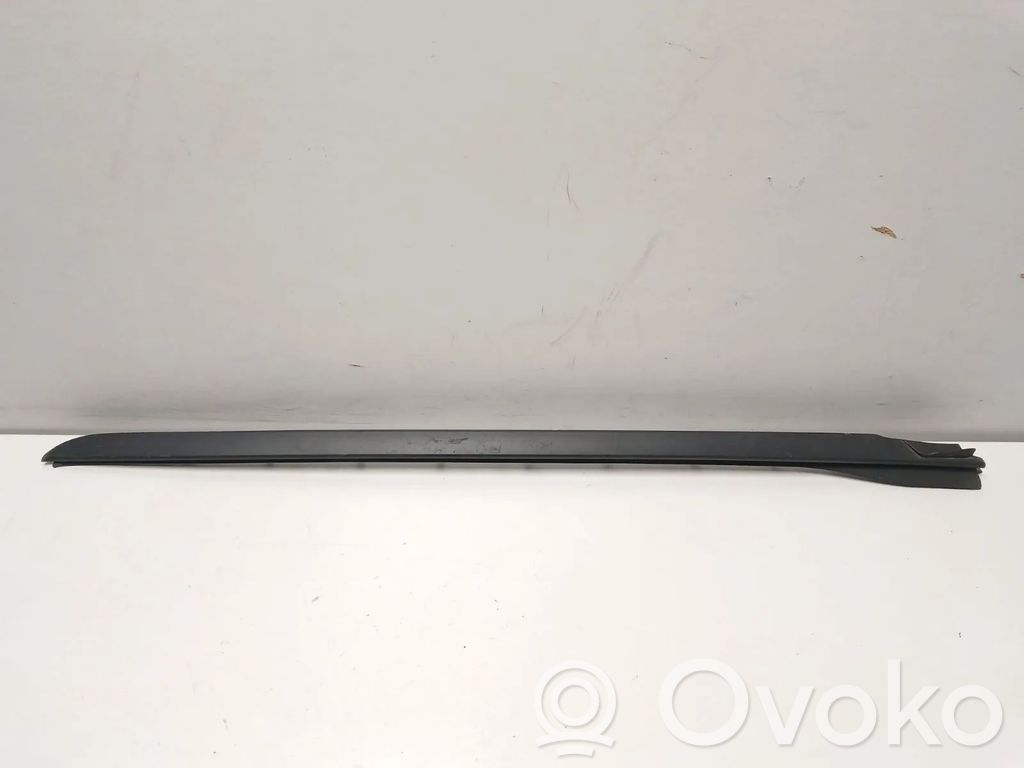 Windshield trim   7933087