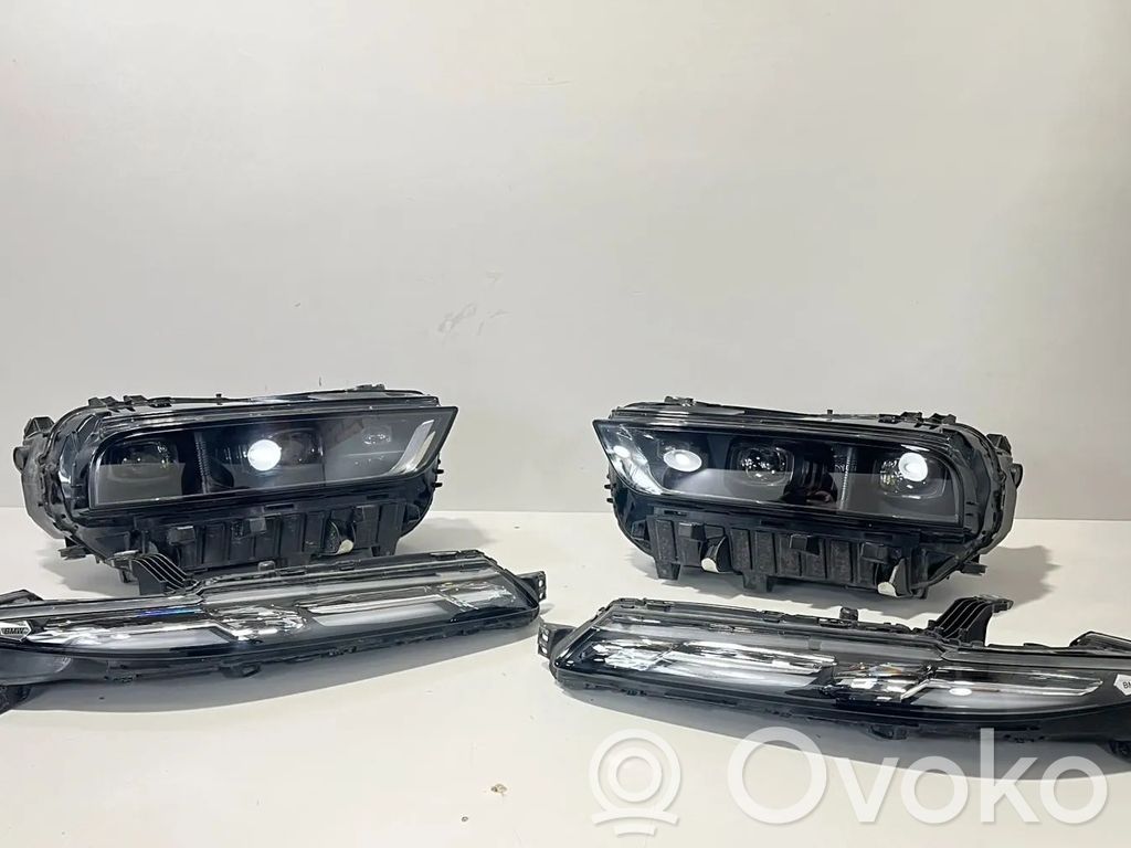 BMW X7 G07 Priekinių žibintų komplektas 