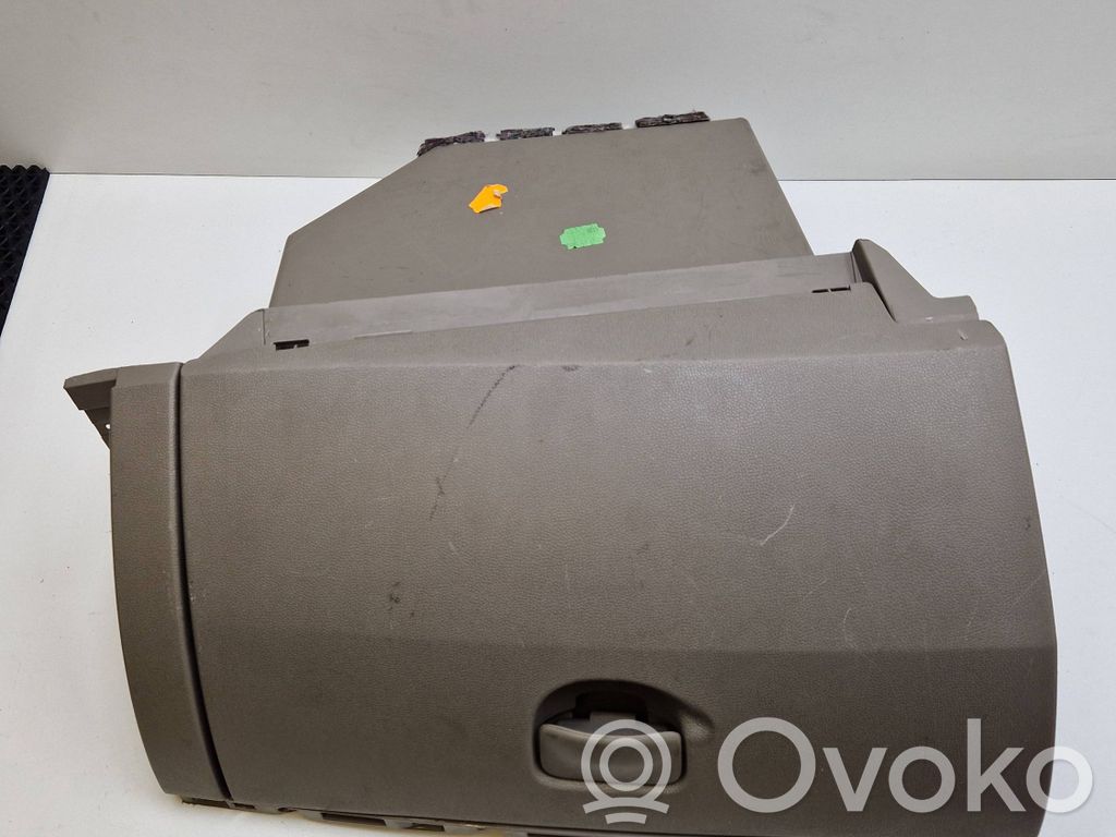 Renault Clio III Schowek deski rozdzielczej 