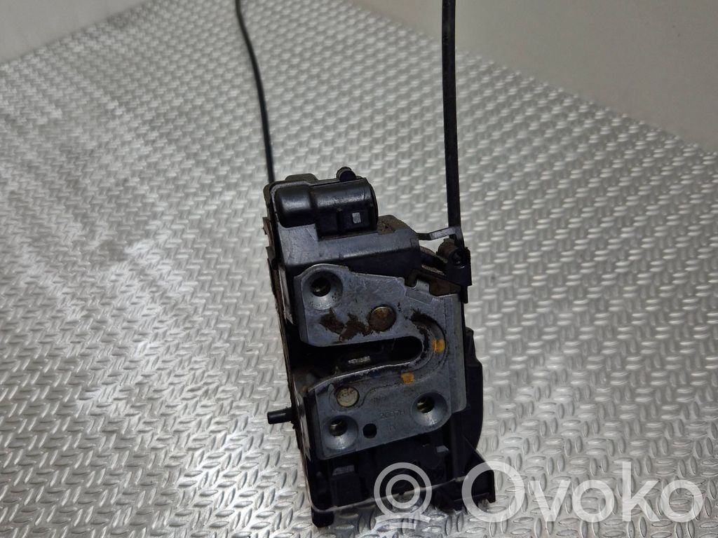 Nissan Qashqai Aizmugurē slēdzene 