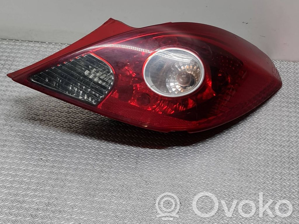 Opel Corsa D Aizmugurējais lukturis virsbūvē 