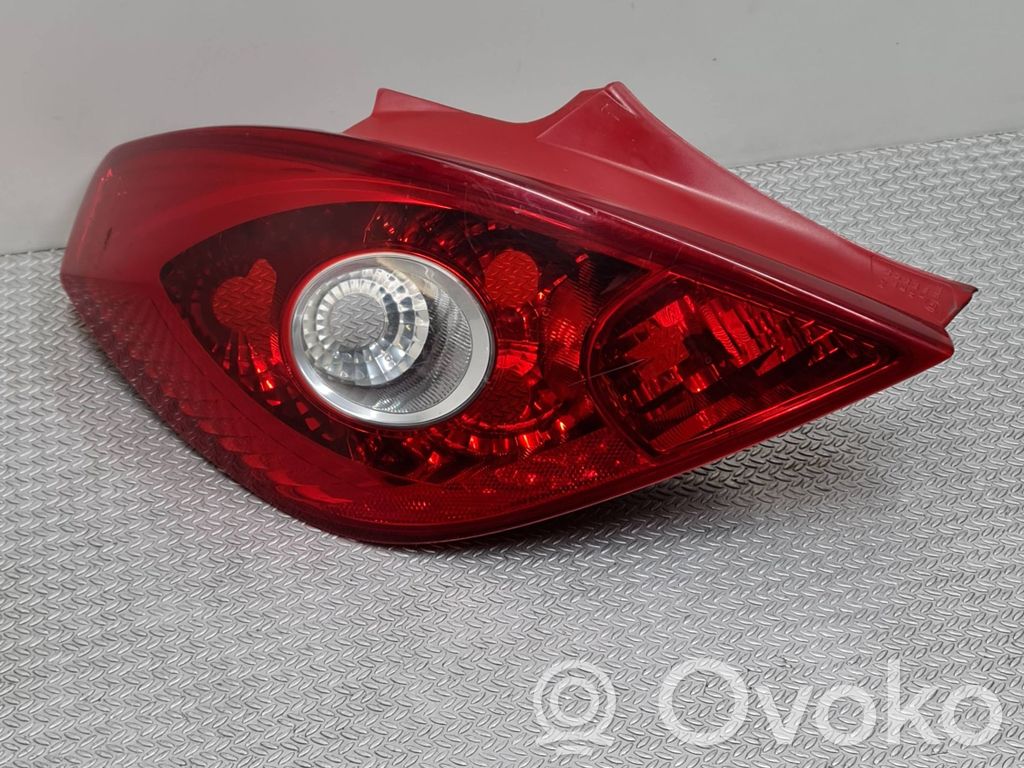 Opel Corsa D Aizmugurējais lukturis virsbūvē 