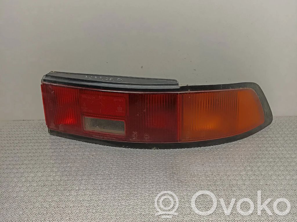 Mazda 323 F Aizmugurējais lukturis virsbūvē 