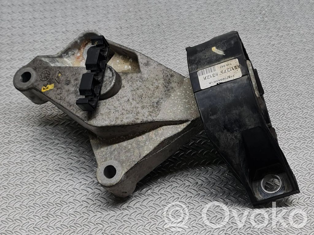 Dacia Sandero Engine mount bracket 