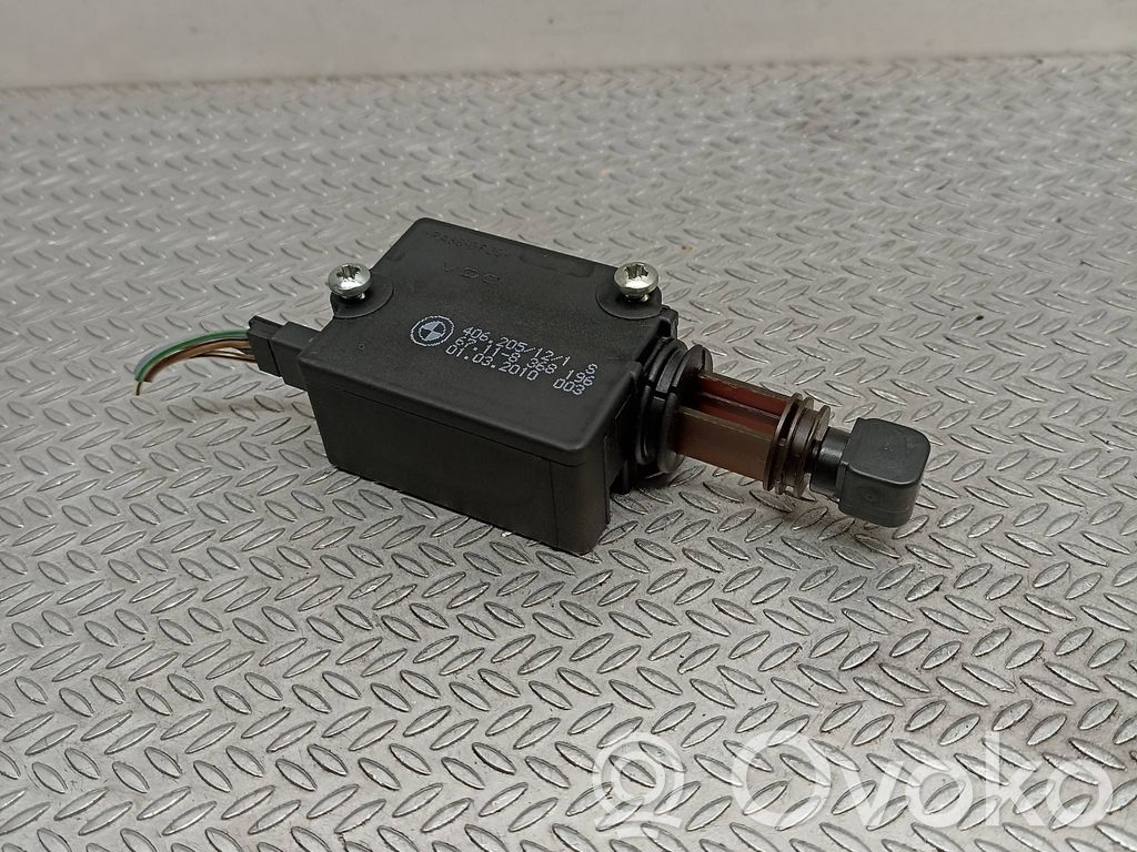 BMW 5 E39 Aizmugurējā pārsega slēdzenes motorīts 