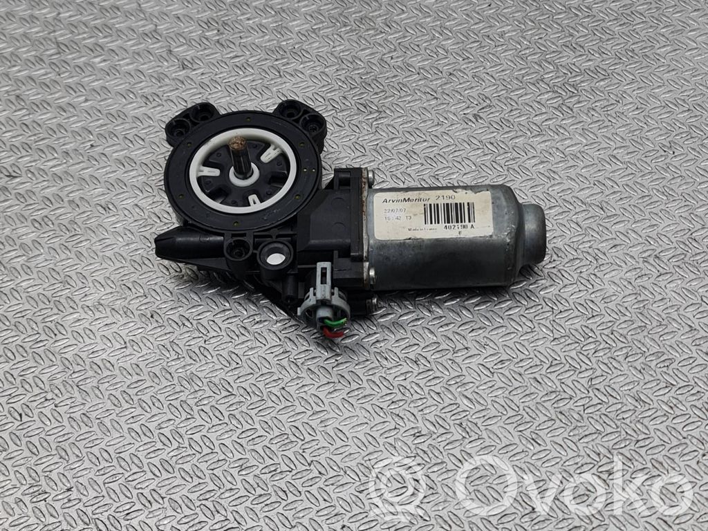 Nissan Qashqai Silniczek podnoszenia szyby drzwi tylnych 