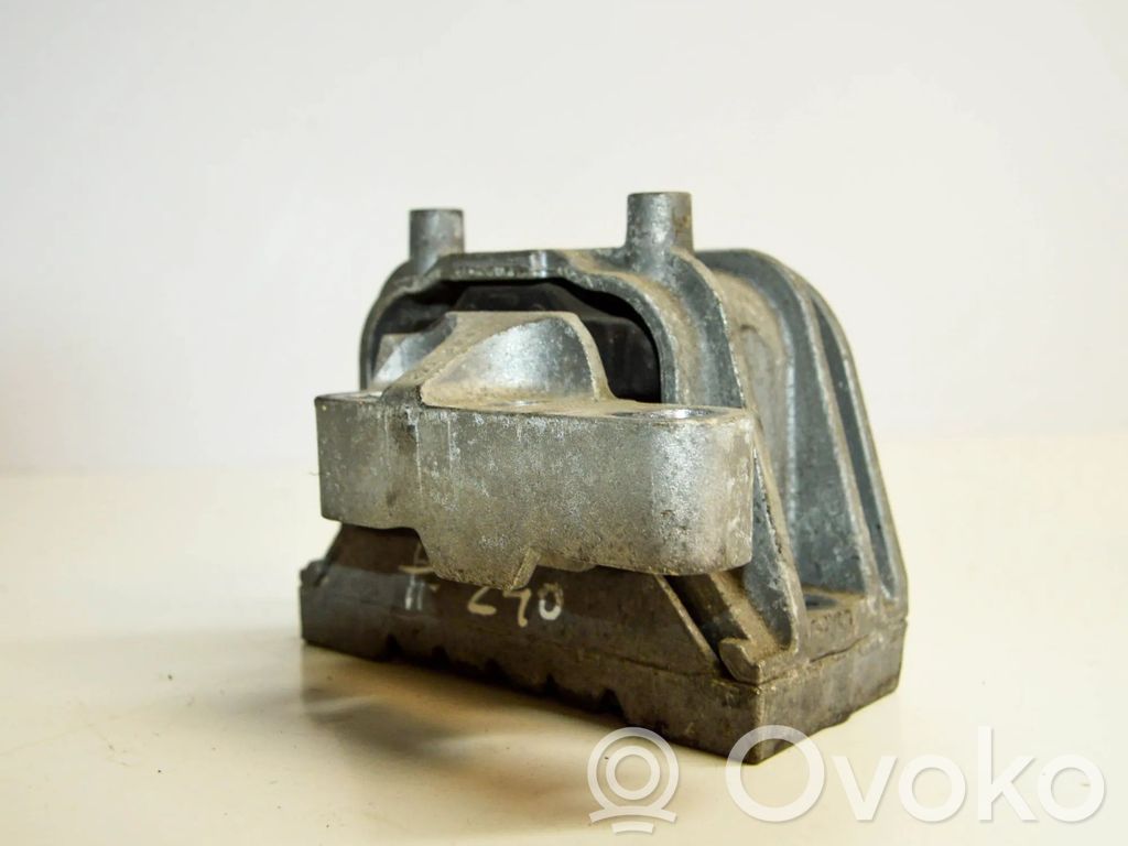 Volkswagen PASSAT B7 Engine mount bracket 