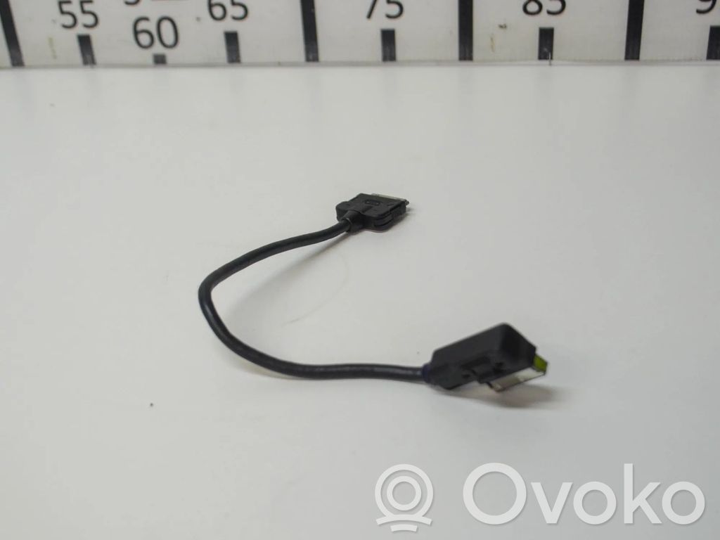 Volkswagen PASSAT B7 Enchufe conector entrada auxiliar 