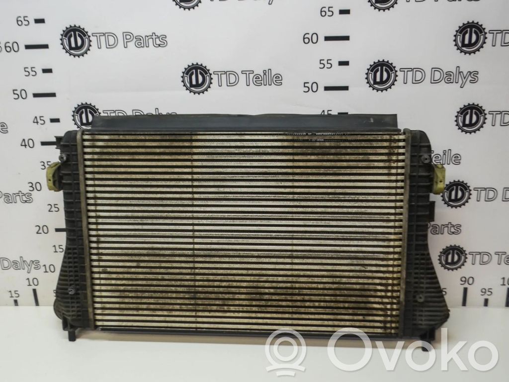 Volkswagen PASSAT B7 Chłodnica powietrza doładowującego / Intercooler 