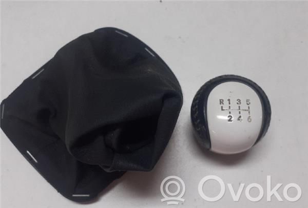 Toyota Yaris Cubierta para palanca de freno de mano (piel/tela) 