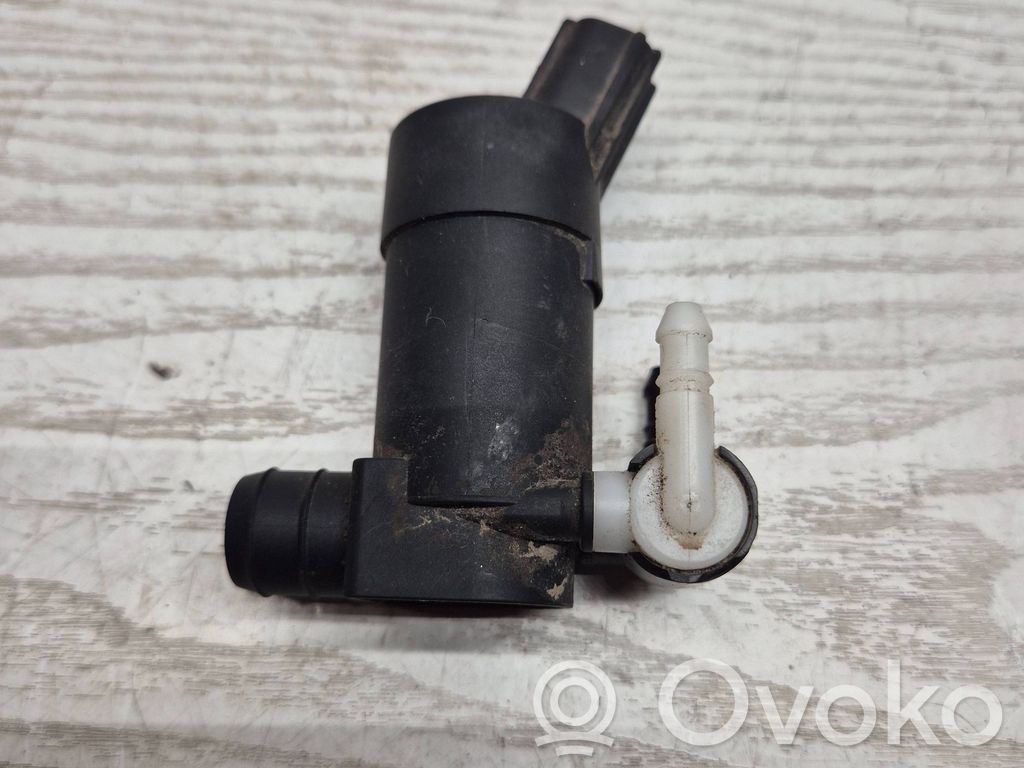 Volvo V70 Windscreen/windshield washer pump 