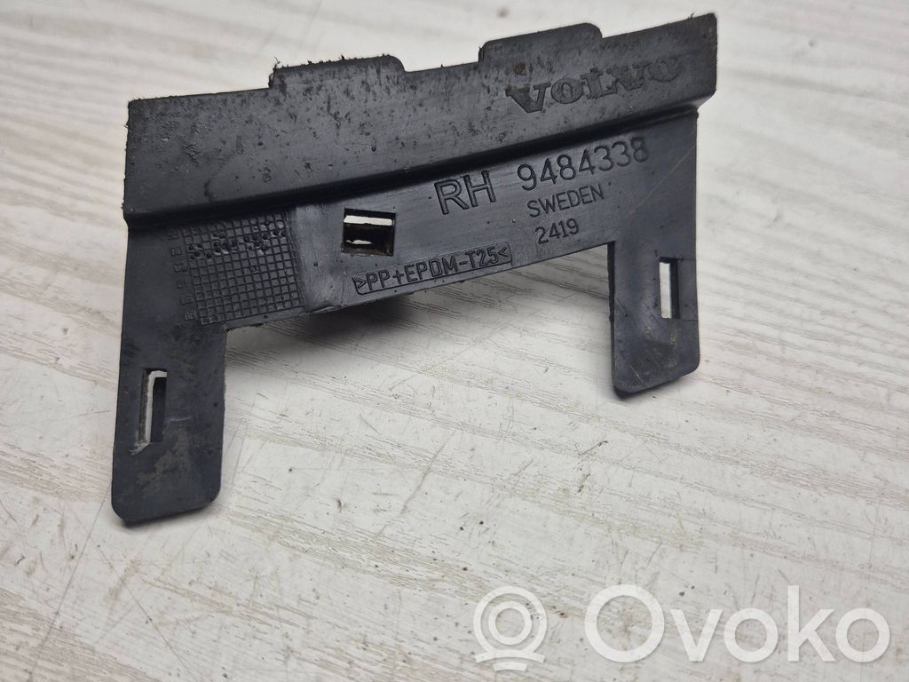 Volvo XC70 Front bumper mounting bracket 