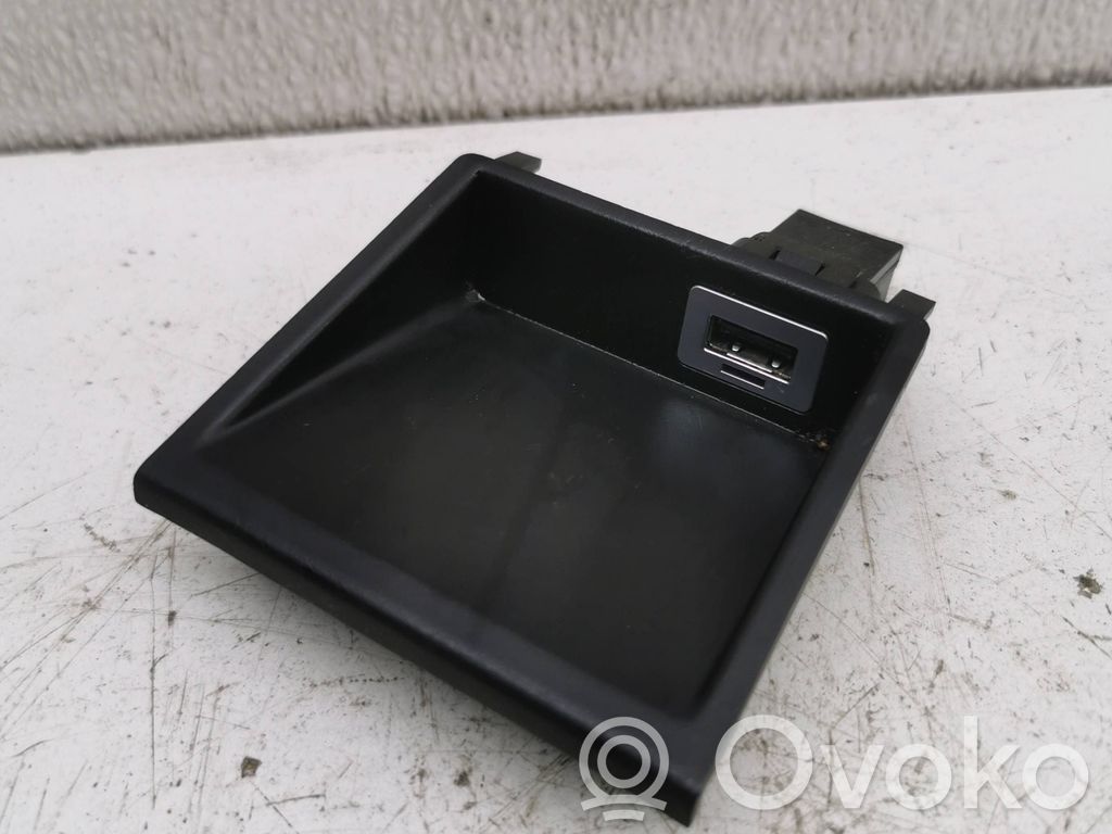 Volvo V40 USB socket connector 