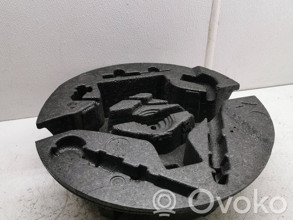 Volvo V40 Spare wheel mounting bracket 