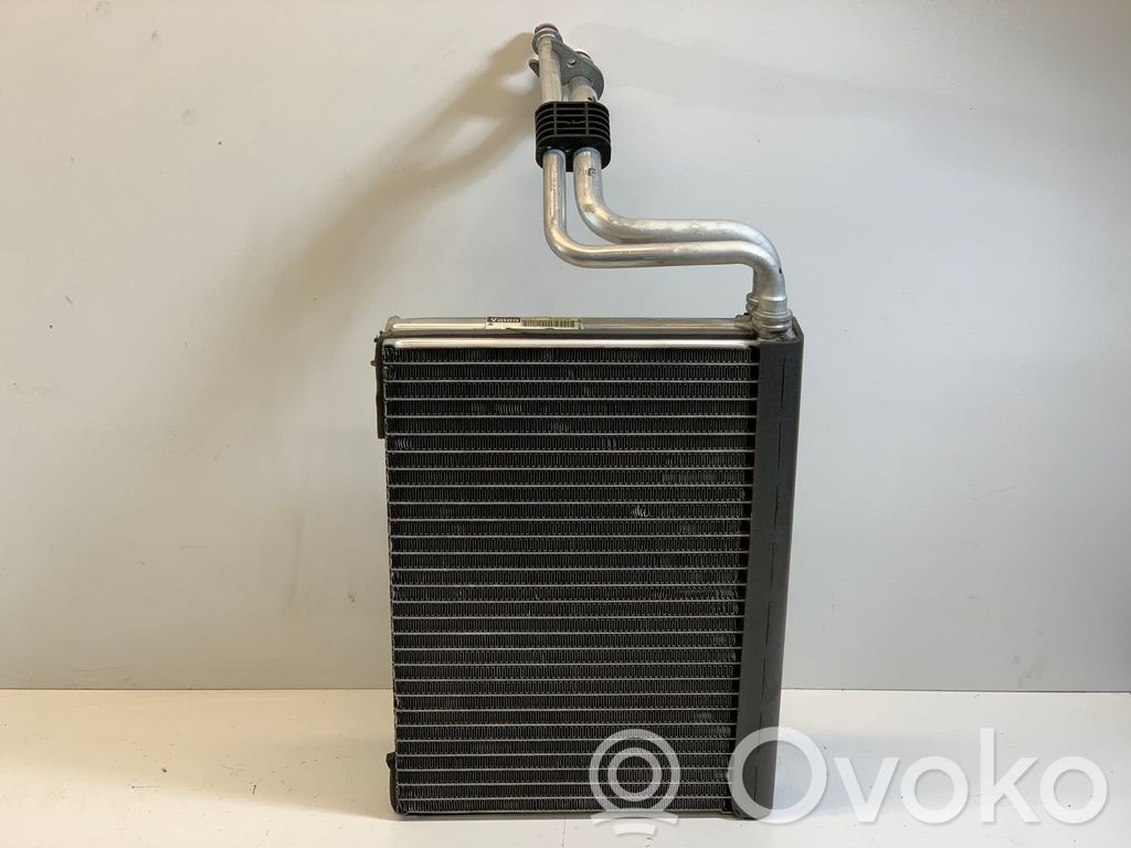 BMW 1 E81 E87 Pečiuko radiatorius 