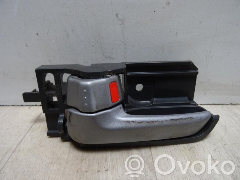Suzuki Swift I Poignée inférieure de porte avant 