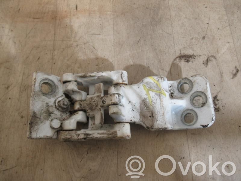 Tailgate/trunk/boot hinge