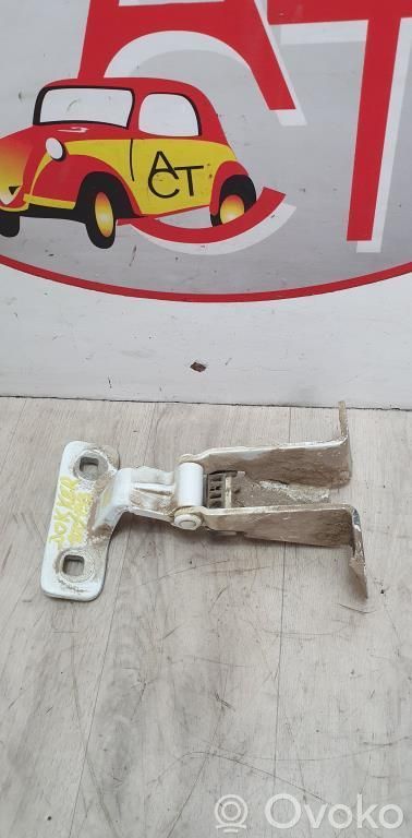 Tailgate/trunk/boot hinge