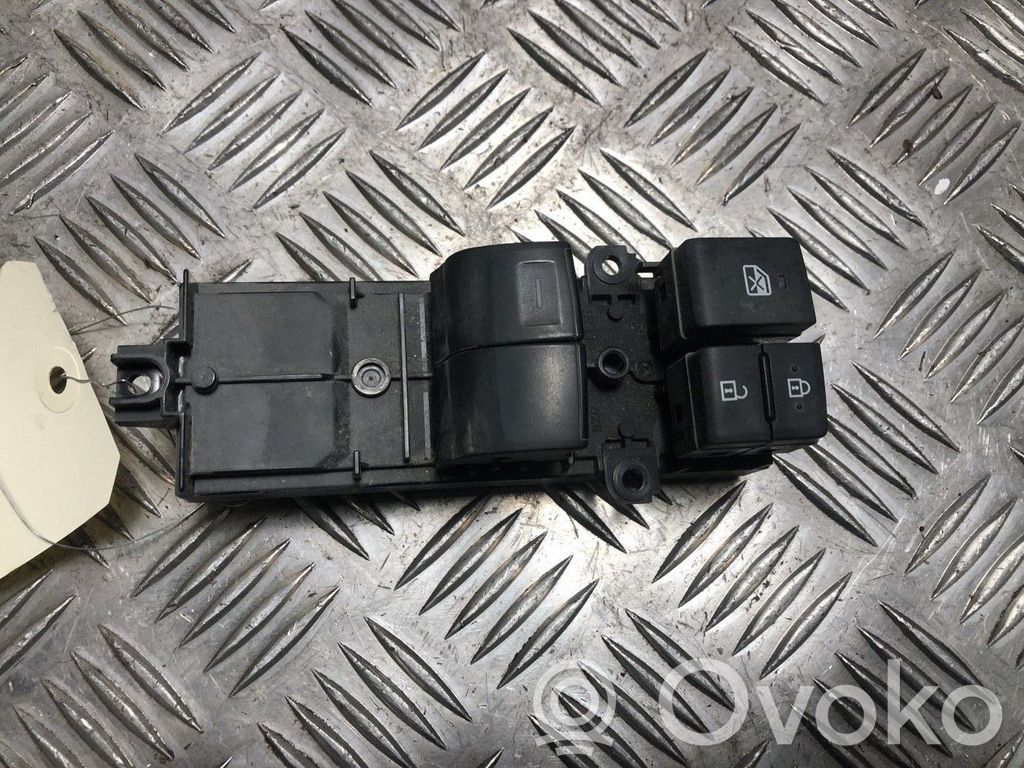 Toyota Yaris XP210 Interruttore di controllo dell’alzacristalli elettrico 