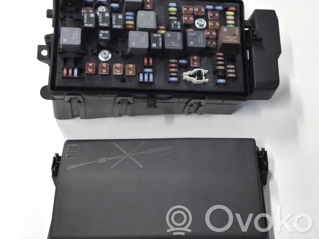 Opel Insignia A Juego de caja de fusibles 