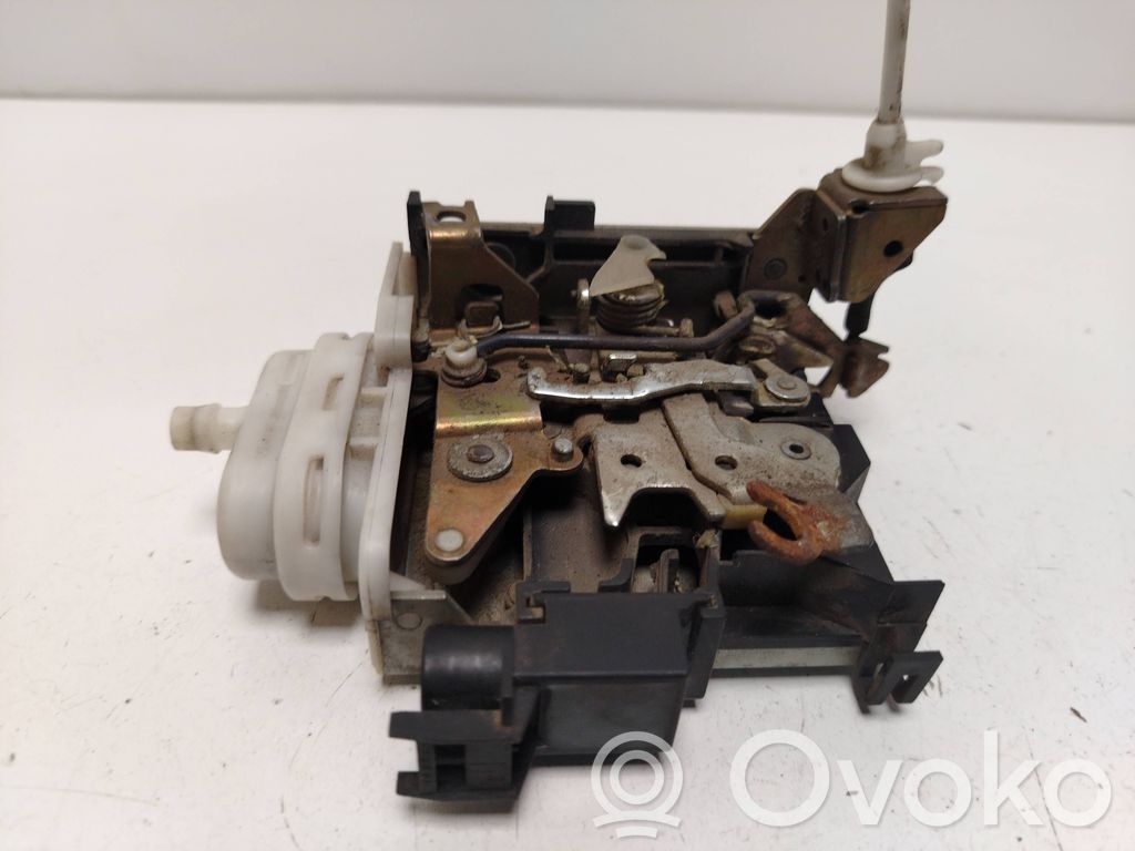 Zamek drzwi przednich   8L0173