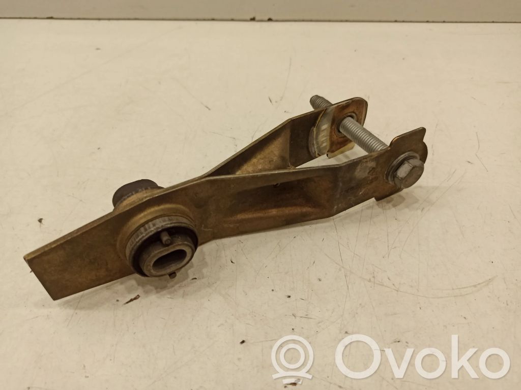 Engine mount bracket   8200250743
