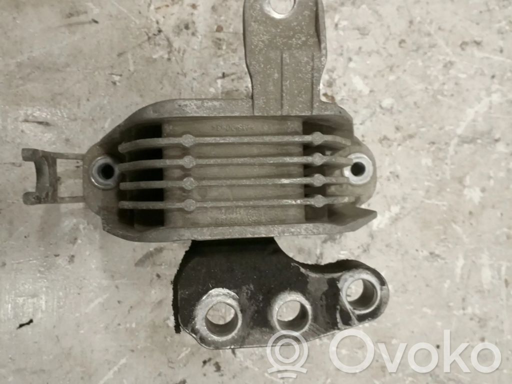 Chevrolet Orlando Engine mount bracket 