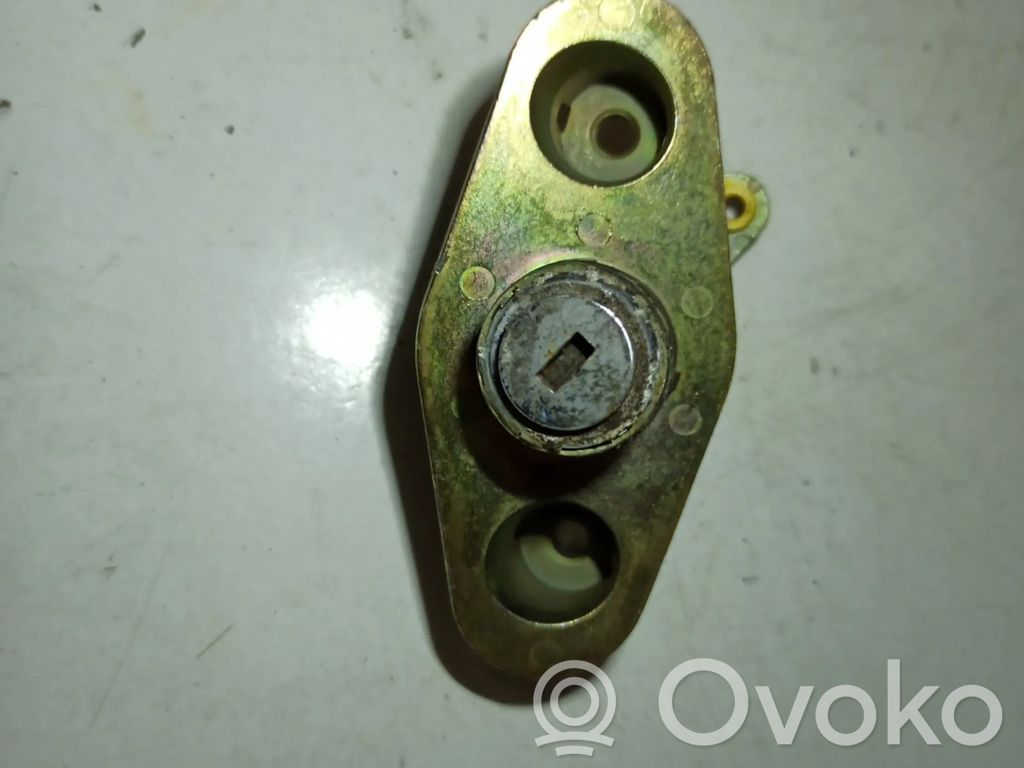 Tailgate exterior lock