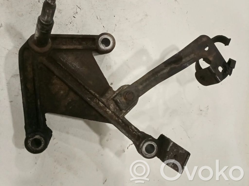 Engine mount bracket   7700434671B