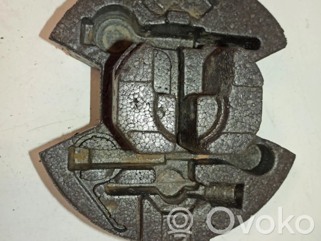 Takakulmapaneeli   9619870080D,GANCHODEREBOQUE,INCOMPLETO