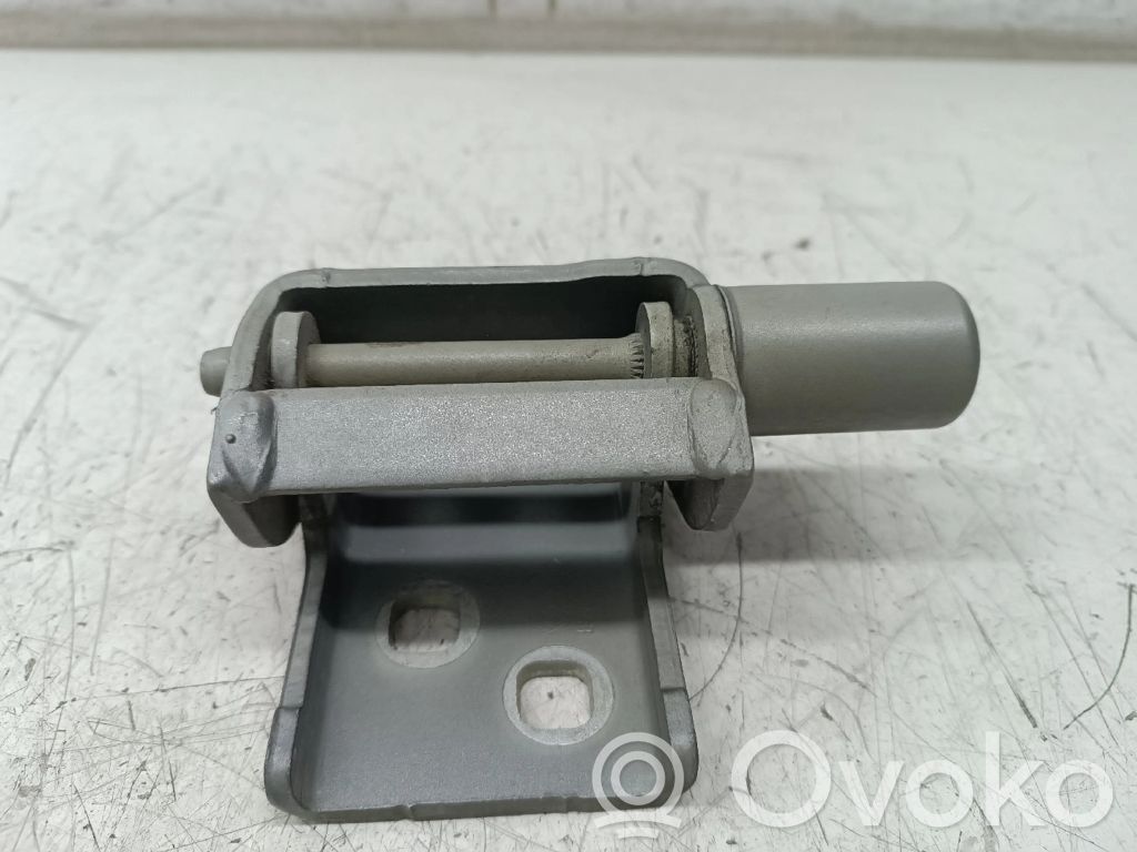 Renault Clio III Front door upper hinge 
