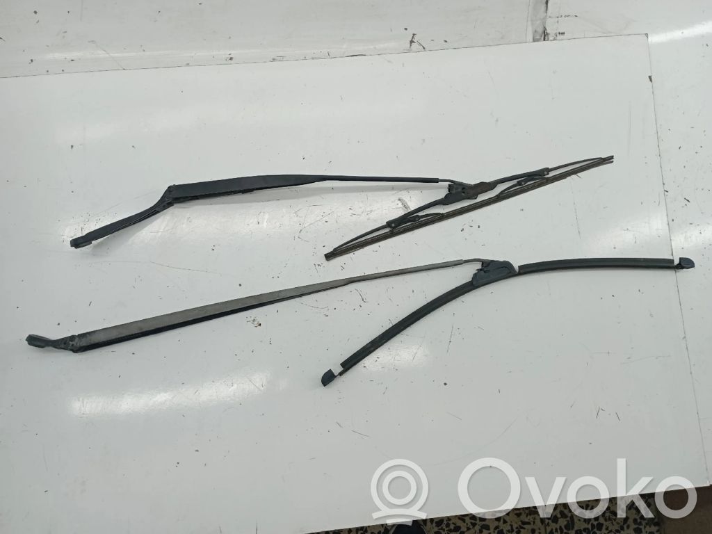 Front windscreen/windshield window   90004996,8200001888