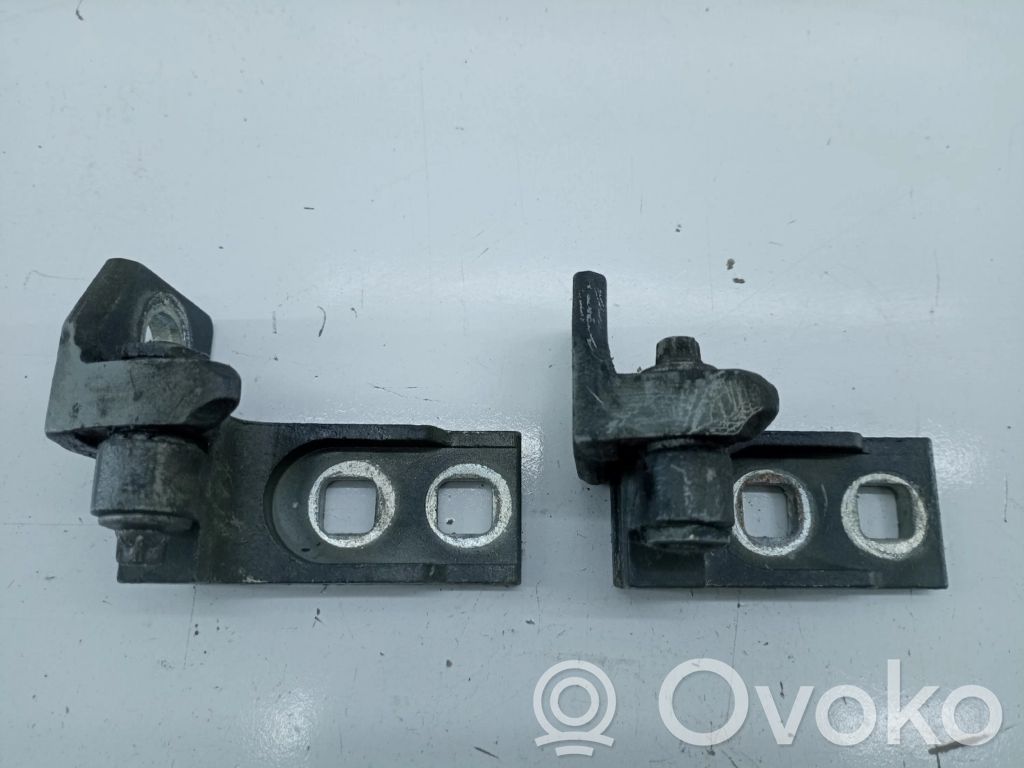 Priekšpusē augšējā vira (eņģe)   13180568,13180564,FRENTEDIREITA