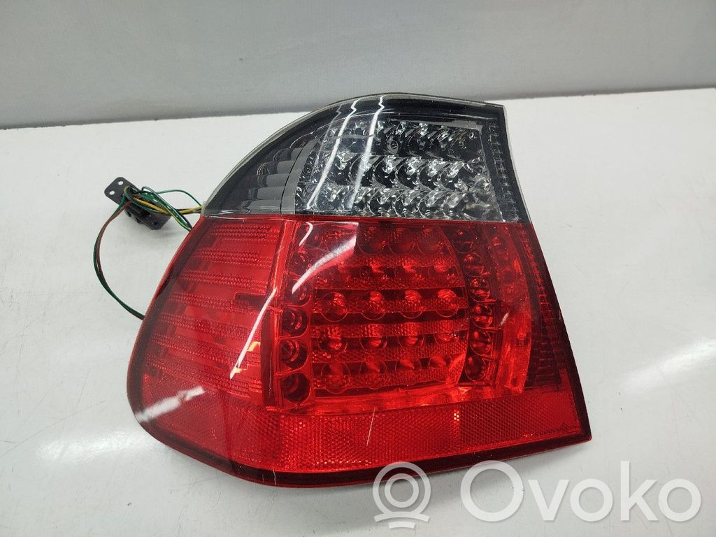 Tailgate rear/tail lights