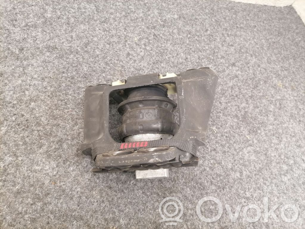 Volvo XC90 Engine mount bracket 
