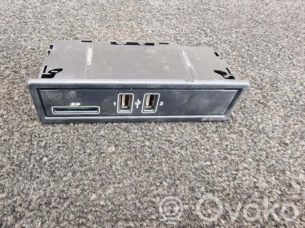 Mercedes-Benz E W238 USB socket connector 
