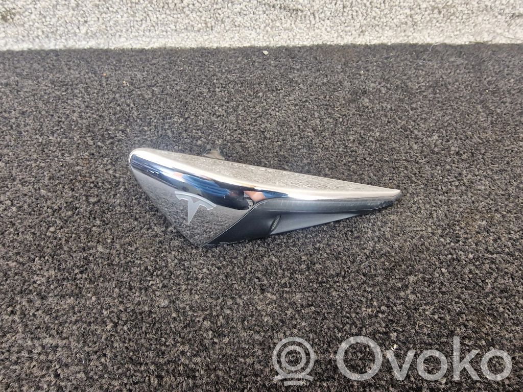 Tesla Model S Sānu spārna kamera 
