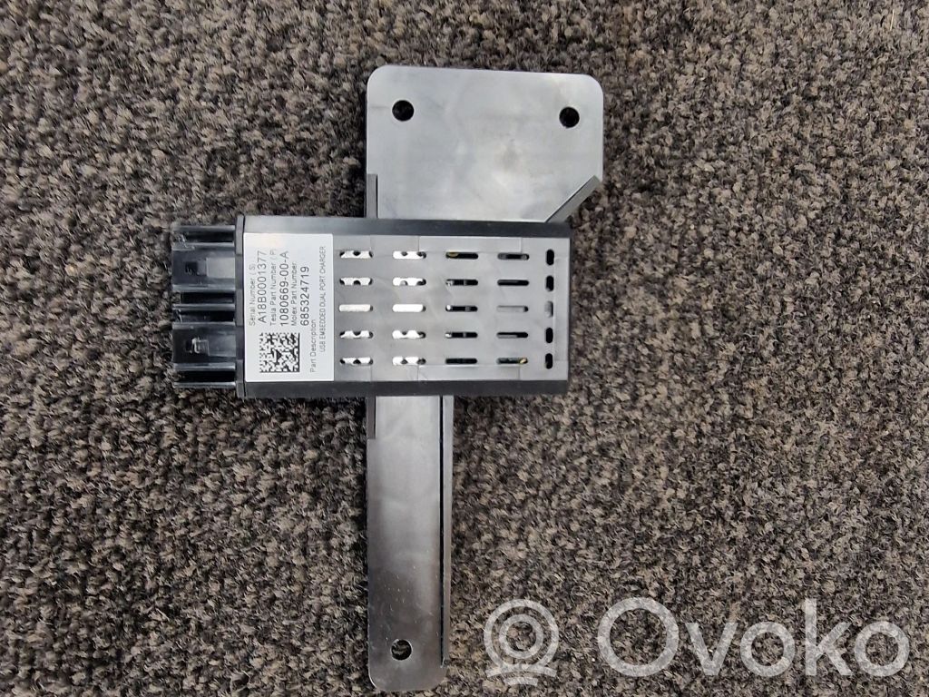 Tesla Model S USB-pistokeliitin 