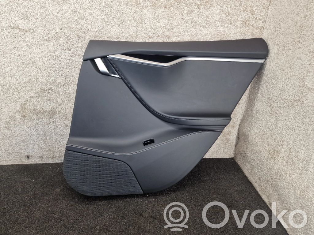 Tesla Model S Moldura del tarjetero de la puerta trasera 