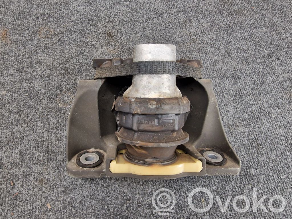 Volvo XC90 Engine mount bracket 