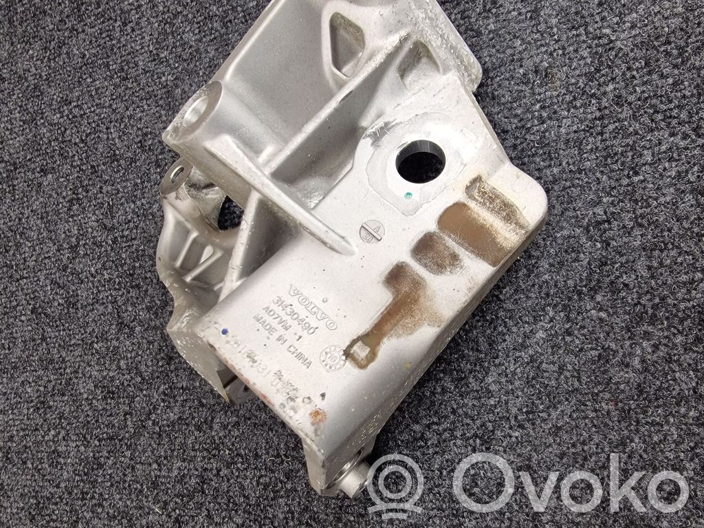 Volvo XC90 Engine mounting bracket 