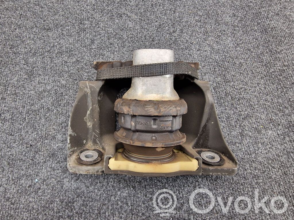 Volvo XC90 Engine mount bracket 