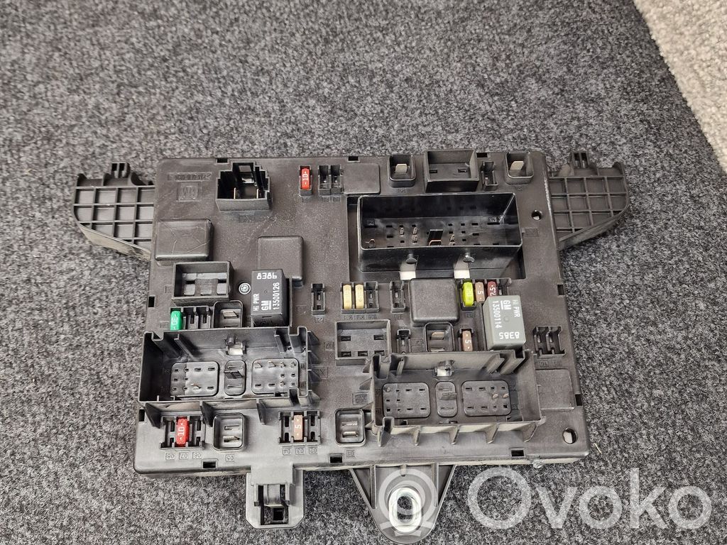 Opel Astra J Drošinātāju bloks 