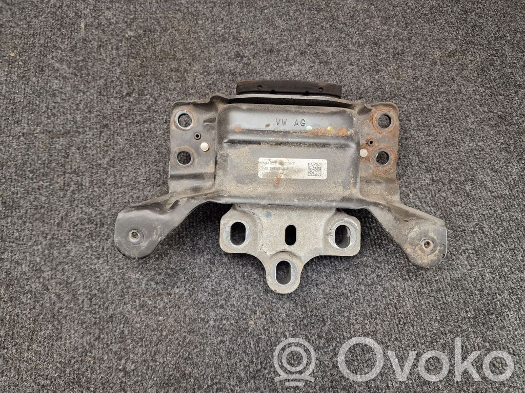 Volkswagen PASSAT B8 Engine mount bracket 